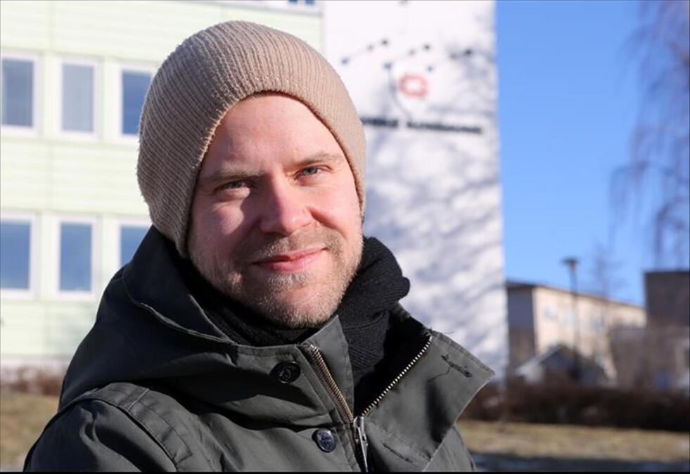 PÅ PLASS. Tor-Einar Schøning (31) er Fauskes første kommunikasjonsrådgiver. Nå er han på plass på og er godt i gang med å bli kjent med sin nye arbeidsplass. Foto: Bjørn L. Olsen