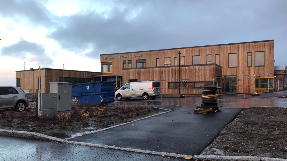 I GANG. Det jobbes på spreng inne i nye Valnesfjord skole i disse dager. Foto: Sylvia Bredal