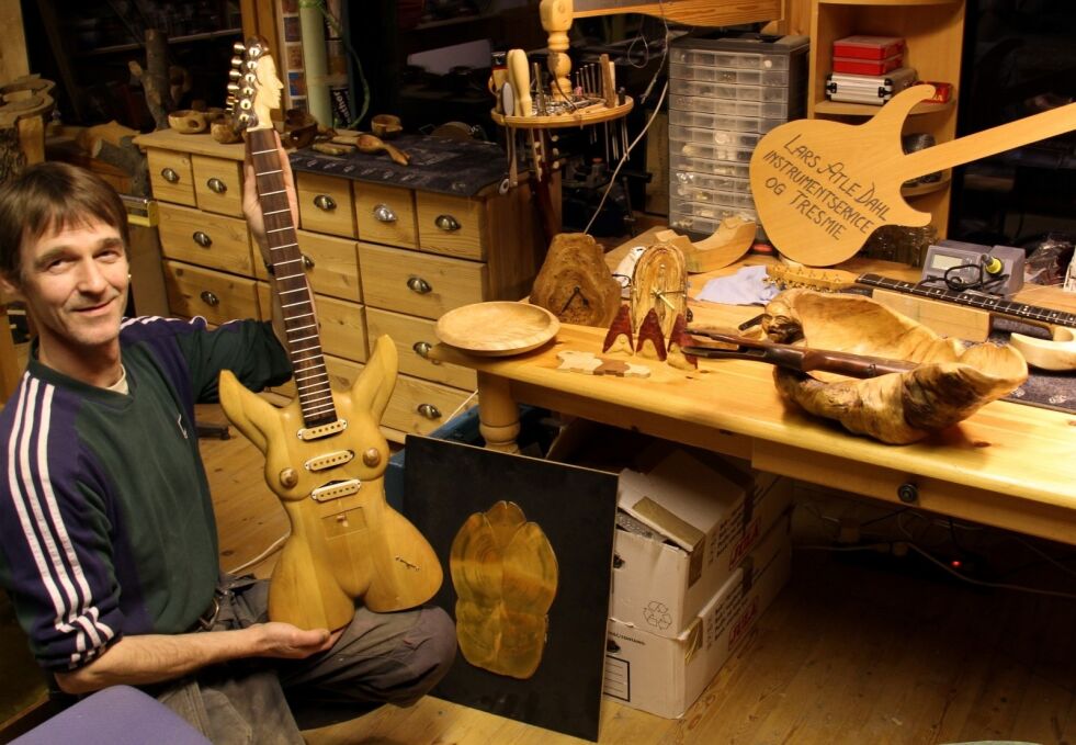 DAMEGITAR. - Denne formfullendte elgitaren er et eksperiment for å lage en gitar lengst mulig vekk fra tradisjonell form, sier gitarmaker Lars Atle Dahl på Nordnes.