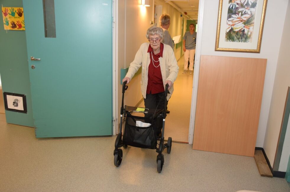 JUBILANT. Jentine Petrine Larsen (100) fra Andkilen bor på Sørfold sykehjem i Røsvik. Hun holder seg frisk og rask. - Jeg har vært sprek, og håper jeg får fortsette å være det, sier hun. Alle foto: Eva S. Winther
