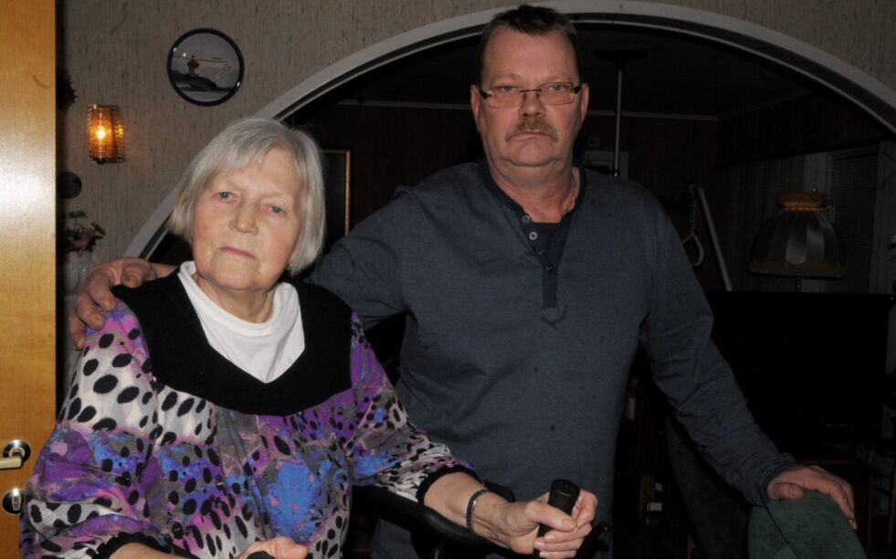 KOM HJEM. Idar Aaseng (62) forlot familien og julefeiring hjemme, og kjørte 1.350 kilometer for å hjelpe sin mor Elin Ingvaldsen (83) da hun kom hjem fra sykehuset. Alle foto: Arild Bjørnbakk