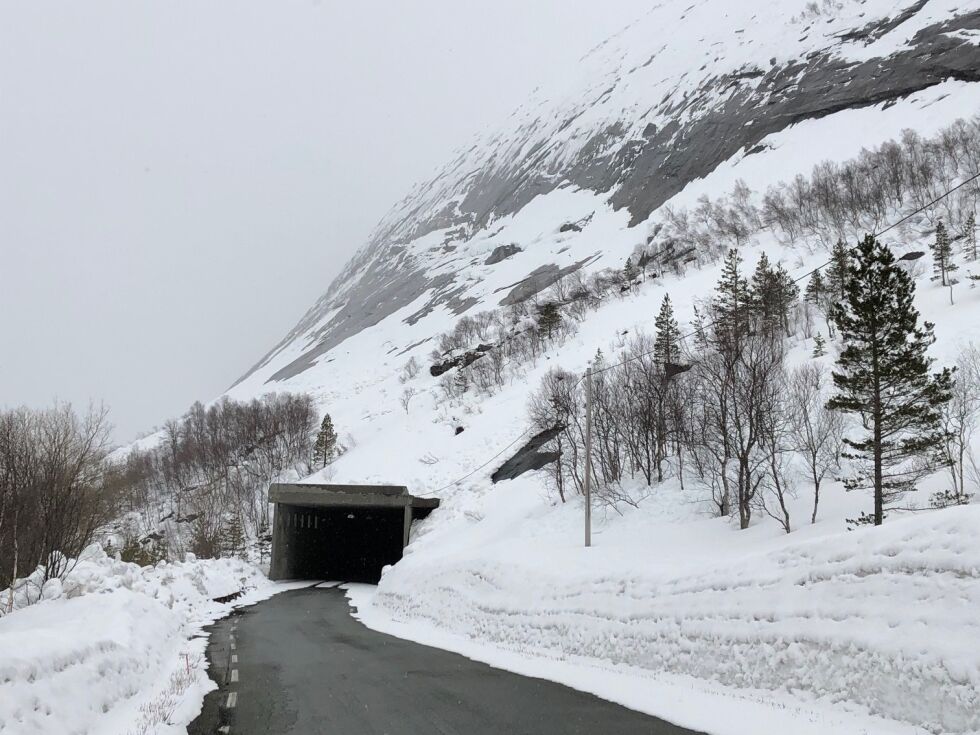 SNØRAS. Sydlig inngang av Eiavatn tunnel var fylt med snø. Nå er alt fjernet, men det er fortsatt mer snø oppe i fjellsiden.
 Foto: Per Reffhaug