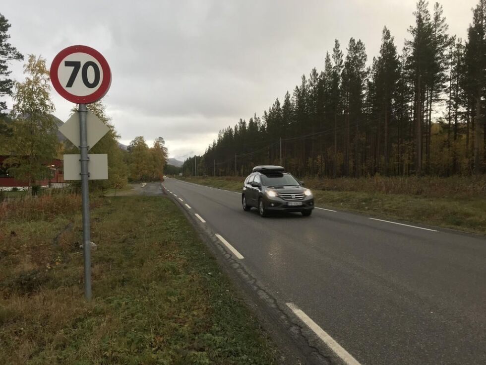 FART. Her på Storjord ble ti bilførere tatt i å kjøre for fort søndag kveld.
 Foto: Frank Øvrewall