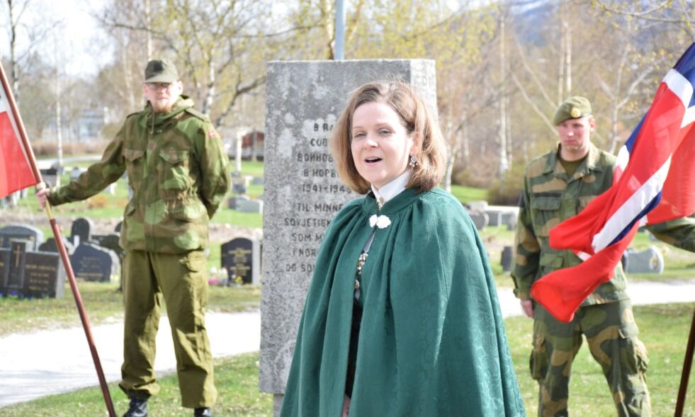 FLOTT SANG. Under minnestunden på Fauske kirkegård 17. mai, framførte Rannei Amundsen Elias Blix sin salme «Barndomsminne fra Nordland». Foto: Eva S. Winther