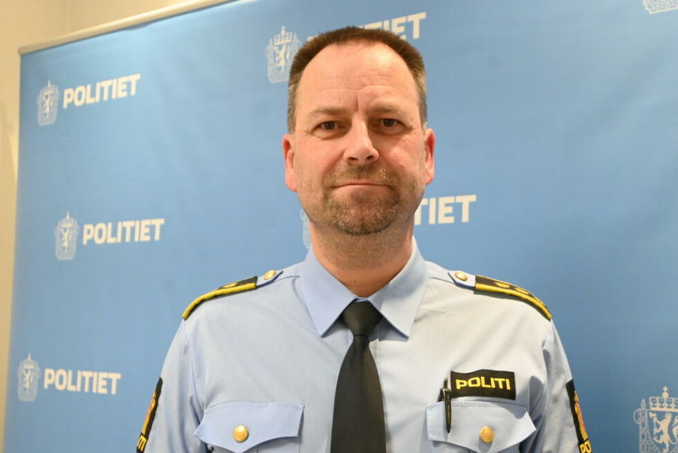 ØNSKER EN TRYGG SOMMER I TRAFIKKEN. Politistasjonssjef Ronny Borge er lettet over at patruljen fikk stoppet mannen fra å kjøre videre.
 Foto: Lise Berntzen