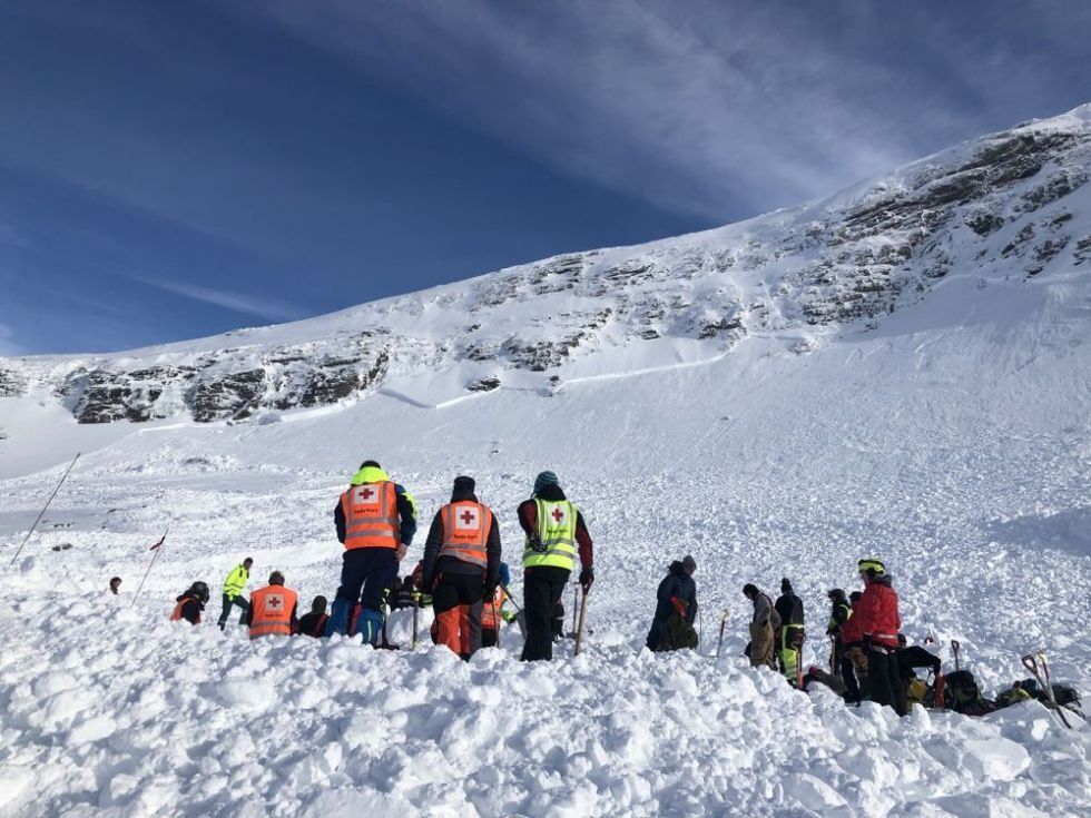 Politiet er ikke ferdig med å etterforske arbeidsulykken, da to menn som brøytet snø under Durmålstind ble tatt av skred og mistet livet i vinter.
 Foto:  Foto: Torbjørn Pedersen/Røde kors
