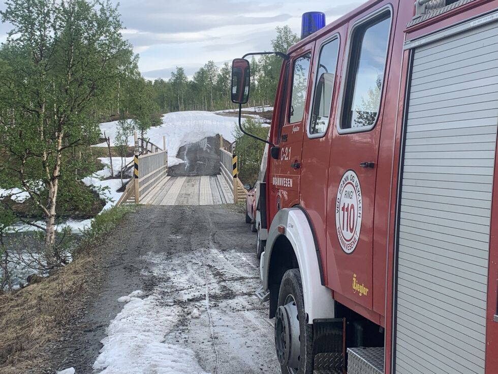 Ved Såkibrua måtte Salten brann stoppe. På den andre siden av brua er det fortsatt for mye snø.
 Foto: Espen Johansen
