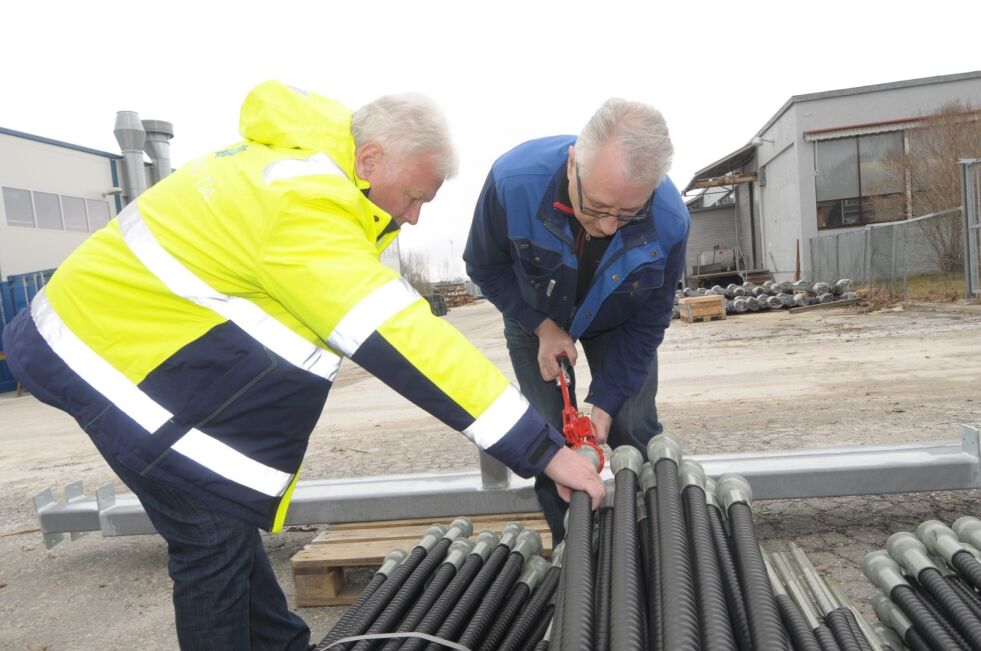 NYTT UTSTYR. Det er Roy Hansen til høyre som har utviilet det nye utstyret som han her prøver sammen med administrerende direktør Jan Åke Storjord. De tester det på en bolt som skal til den nye Hunstad-tunnelen. Foto: Arild Bjørnbakk.
