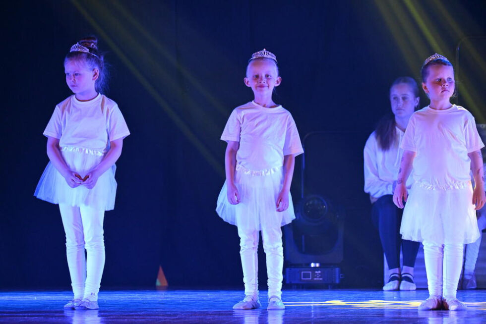 BALLERINA. Disse små frøknene 

danset lett på tå i dansenummeret sitt.