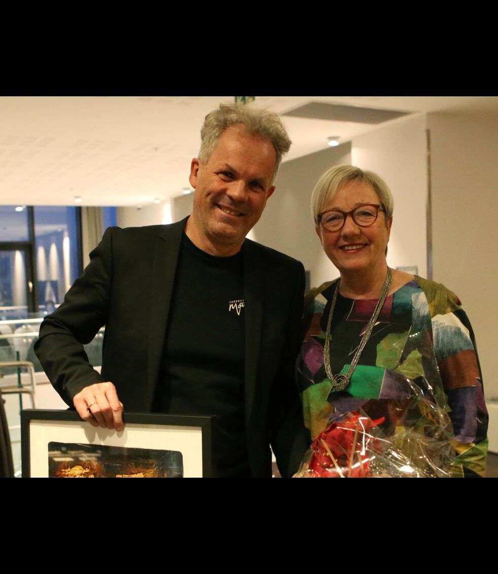 Jan Gunnar Hoff mottok kulturprisen av Kirsti Saxi.
 Foto: Thor-Wiggo Skille
