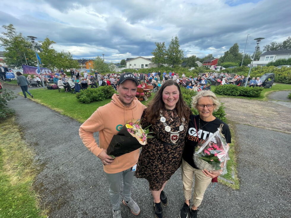 VIKTIG TILTAK. Ordfører Marlen Rendall Berg (midten) kunne ikke få fullrost arrangørene Morten Trælnes og Margrete Djupvik nok i fjor. Det blir Seniorgata i år også.
 Foto: Helge Simonsen