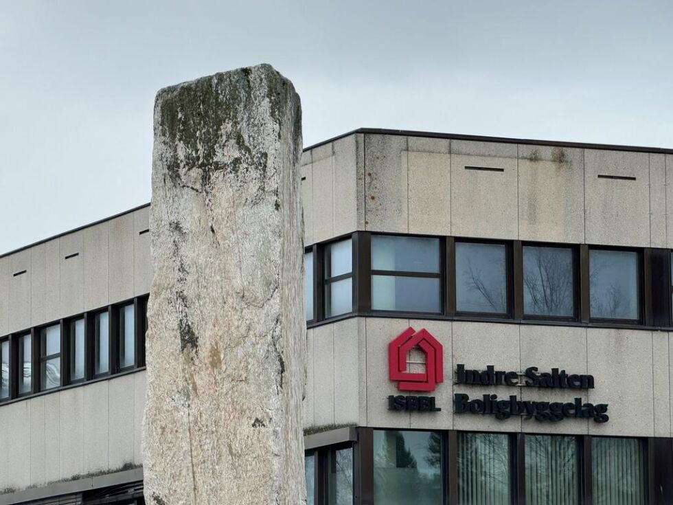 ALENE. Fredag var kontoret stengt. Mandag betjente styreleder Gert Hanssen kontoret i Indre Salten Boligbyggelag.
 Foto: Helge Simonsen