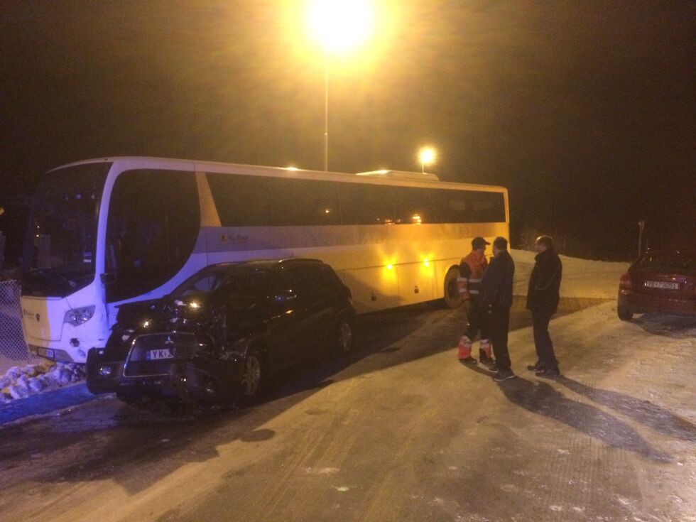 To biler og en buss skal være involvert i en trafikkulykke i Saltdal.
 Foto: Sverre Breivik