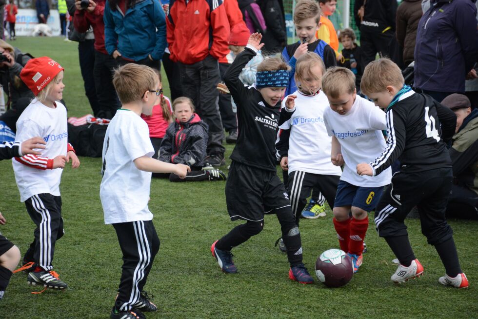FULL GASS. Innsatsen var på topp hos alle ungene på Dragefossen stadion i helga.
 Foto: Helge Simonsen