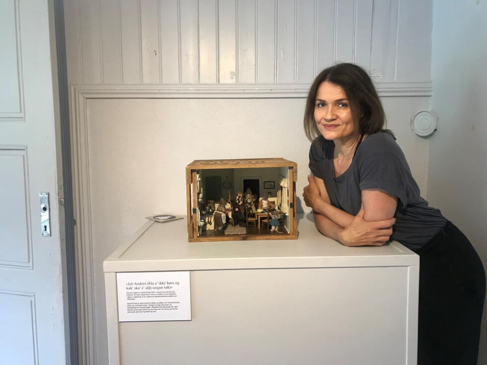 UTSTILLING. Kunstner Ingvild Eiring har stilt ut sin første diorama i serien med barndomsminner på bygdetunet.
 Foto: Trond Einar Eiring