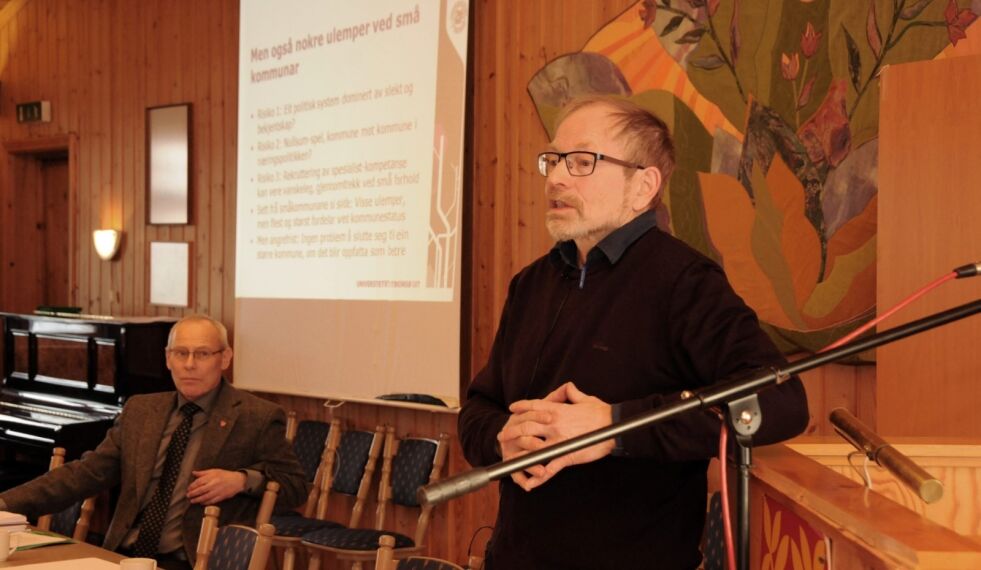 HOLDT INNLEGG. Professor Nils Aarsæther fra Universitetet i Tromsø var en av de som deltok da Saltdal kommunestyre tok opp kommunereformen som tema. Ordfører Finn-Obert Bentsen til venstre. Foto: Maria Trondsen