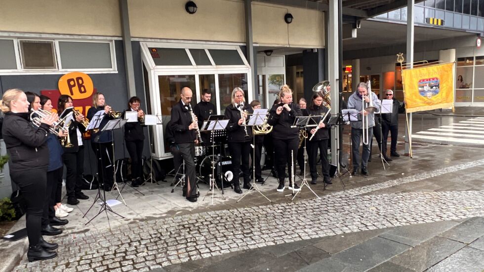 Glomfjord hornmusikkforening hadde konsert på nedre torg, men dessverre i et ganske folktomt sentrum, noe regnet må ta mye av skylda for. Spillegleden var det imidlertid ingenting å si på.
 Foto: Espen Johansen