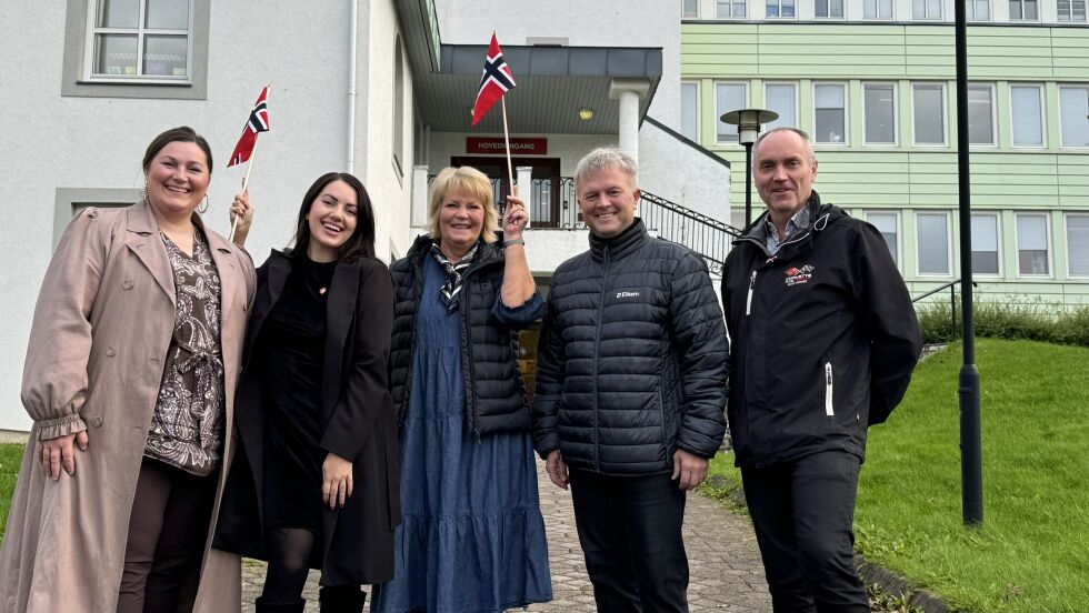 JUBEL. Det er nå klart at det vil bli opprettet en linje for kjemi- og prosessfag ved Fauske videregående skole i 2026. Det jubler denne gjengen for. Fra venstre: Ordfører Marlen Rendall berg i Fauske kommune, fylkestingsrepresentantene Kassandra Petsa (Frp) og Siv Anita Johnsen Brekke (H), verksdirektør Ove Sørdahl ved Elkem Salten og HR-sjef Rune Olsen ved Elkem Salten.
 Foto: Helge Simonsen