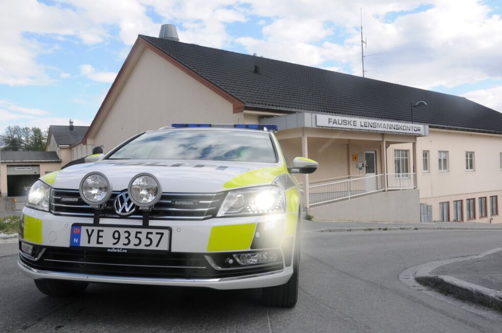 En politipatrulje rykket ut til Langset i Saltdal etter at en lastebil hadde mistet deler av lasten ut i veibanen.