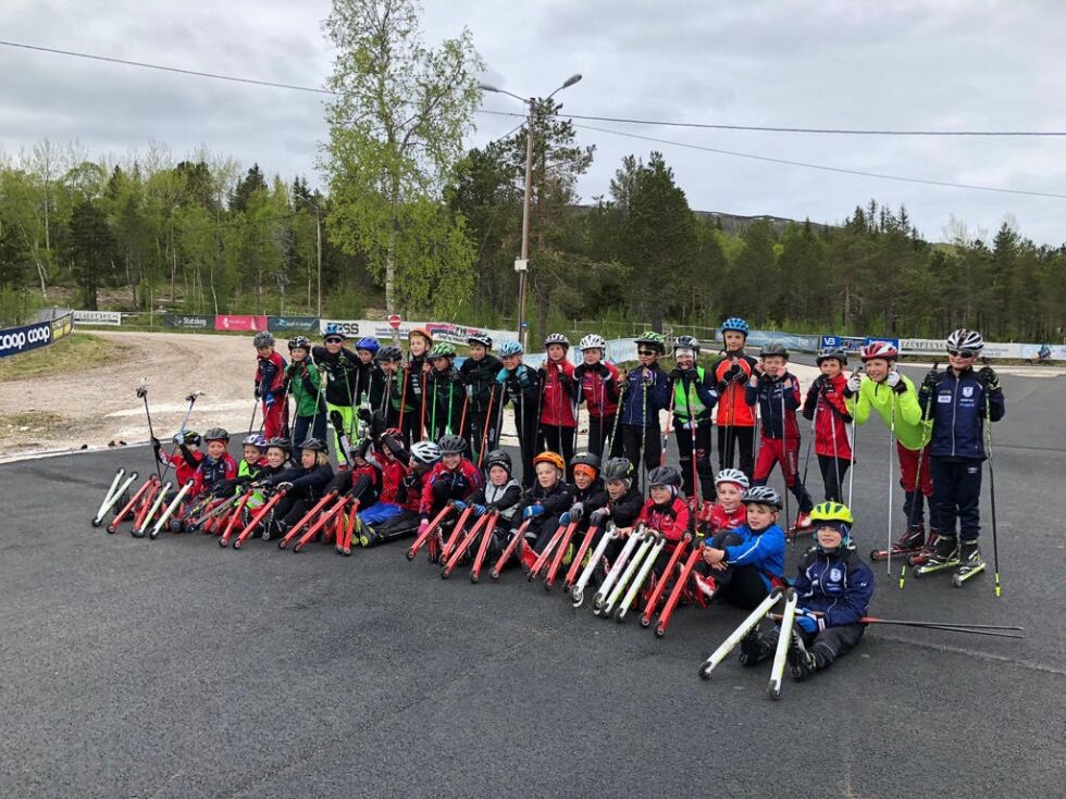 SAMLING. Disse unge skiløperne var samlet i Klungsetmarka sist helg, og fikk trent godt på rulleski.
 Foto: Fauske IL ski