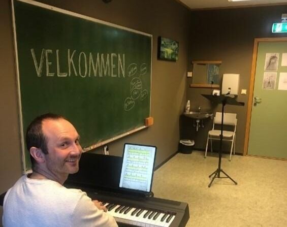 SANG. Thomas Andreassen er utdannet sangpedagog. Nå kan han glede seg til å gi sang- og koropplæring ved Saltdal kulturskole.
 Foto: Saltdal kulturskole