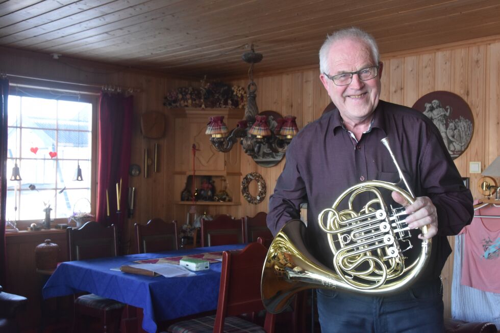 JUBILEUMSKLAR. Harald Stokland (78) øver en time på hornet hver dag fram til konserten på søndag klokka 18 i samfunnshuset. - Selvsagt er det kaffe og kake på billetten, sier Harald som selv begynte han i hornmusikken
 Foto: Sylvia Bredal