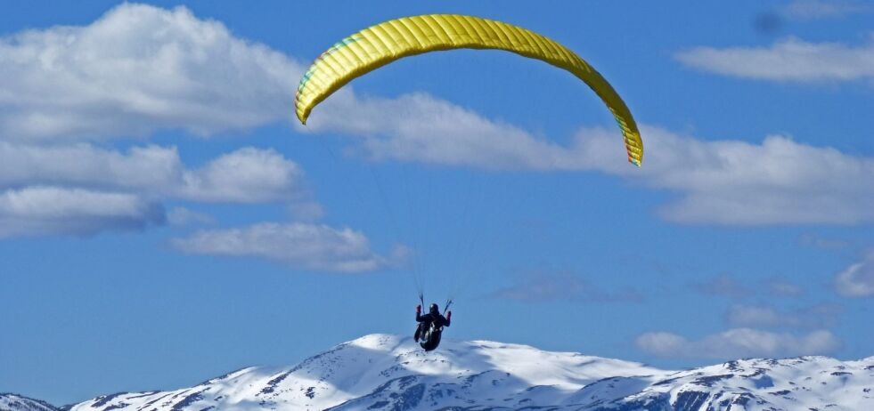 VANT SIN KLASSE. Rita Iversen (52) startet med paragliding først da hun ble bestemor. Nå er hun fast bestemt på å holde det gående så lenge hun synes det er artig, og at hodet henger med. I helga deltok hun i Norgescupen i Hjartdal i Telemark. Begge foto: Ole Jonny Rønneberg