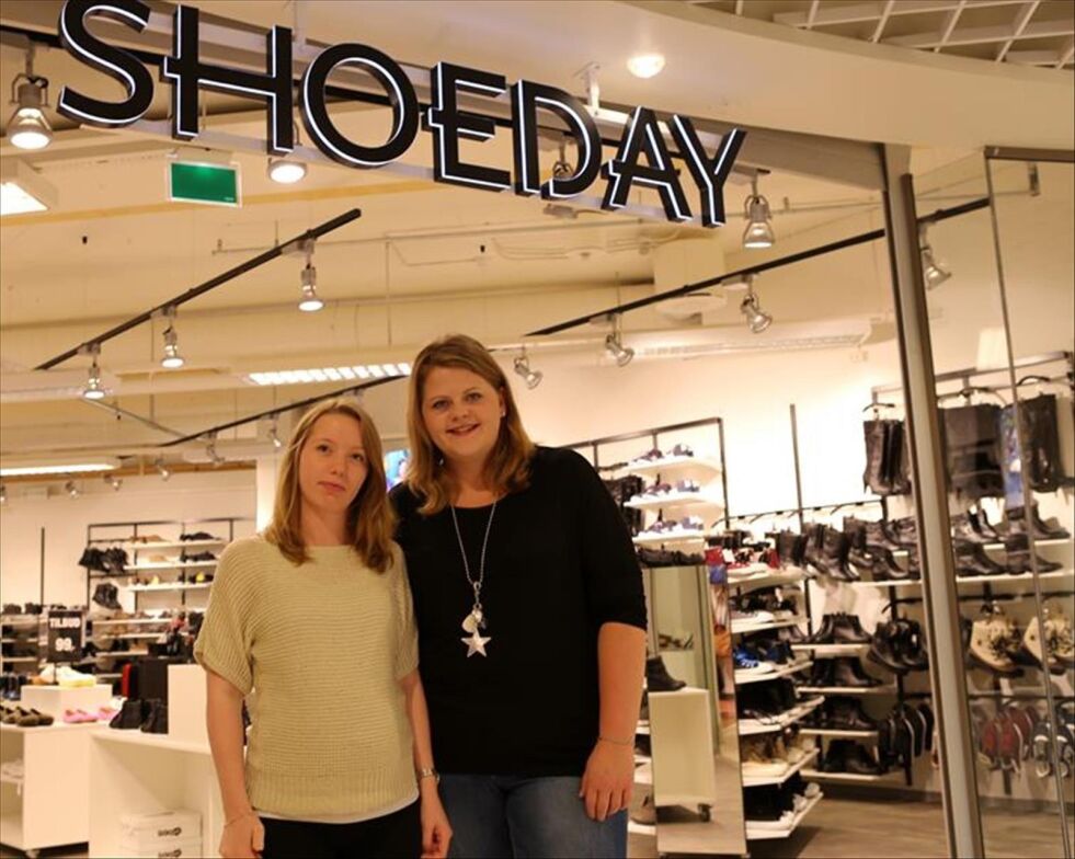 GLEDER SEG. Mia Sandberg og fungerende daglig leder Marte Lund gleder seg til den offisielle åpningen av Shoeday onsdag 4. september.
 Foto: Bjørn L. Olsen