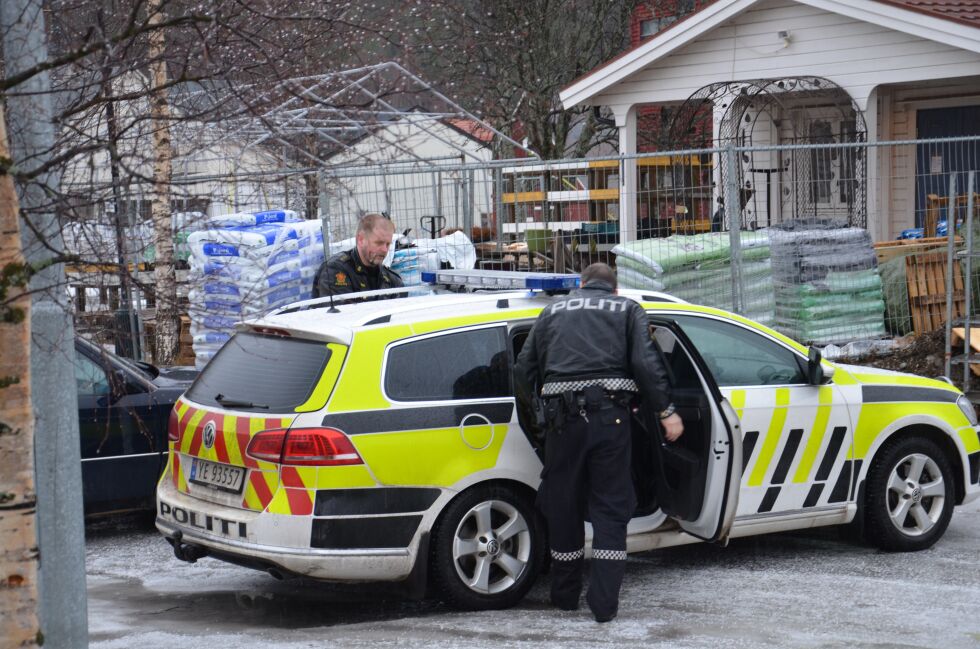 PÅGREPET. En mann og en kvinne ble onsdag formiddag pågrepet i Rognan sentrum mistenkt for lefling med narkotika.
 Foto: Sverre Breivik