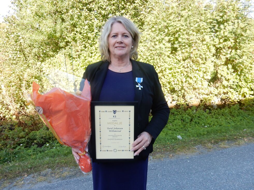 Turid J. Willumstad fikk KS sin fortjenstmedalje og blomster da hun gikk ut av Sørfold-politikken denne uka.
 Foto: Bente Braaten