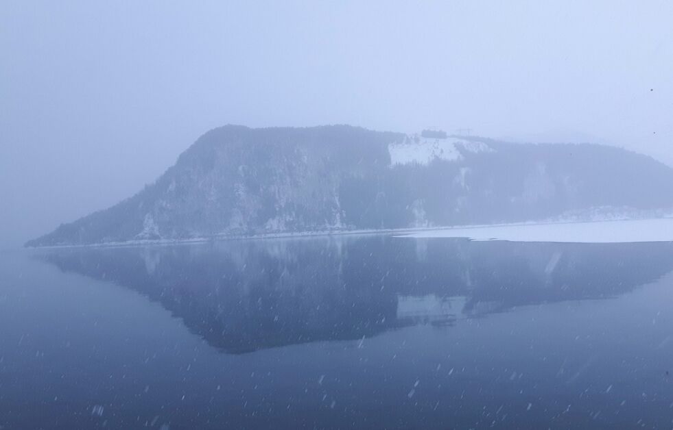 LITE SNØ. Mandag 29. januar var den siste dagen det ble registrert nedbør på Nordnes i Saltdal. Her er Kinesnakken og Saksenvik sett fra Skagodden i snøvær. Foto: Robert Jentoft