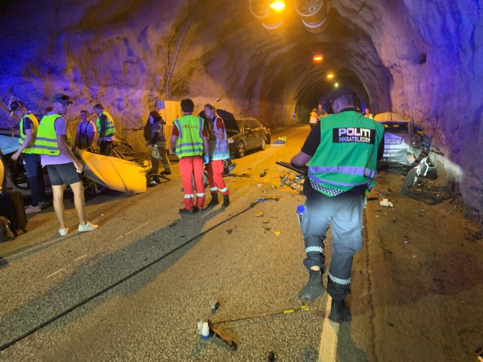 ULYKKE. Politi og hjelpemannskaper i arbeid etter ulykken i Berrflogtunnelen tirsdag ettermiddag.
 Foto: Frank Øvrewall