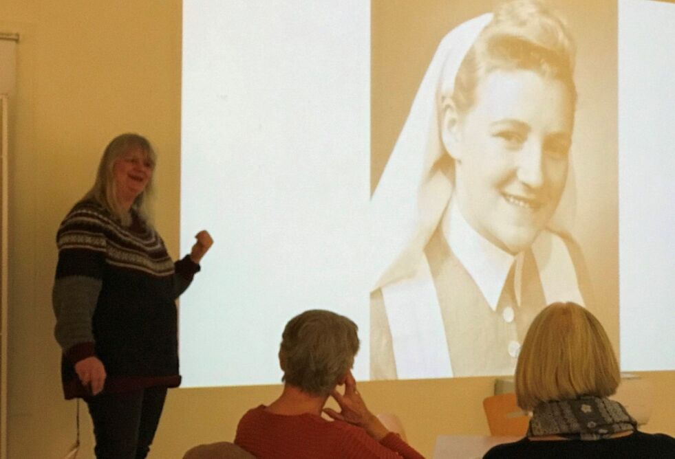 GAMLE BILDER. Tove Mette Mæland fra Nordlandsmuseet viste bilder og fortalte om kvinnenes rolle opp gjennom årene. Begge foto: Espen Johansen