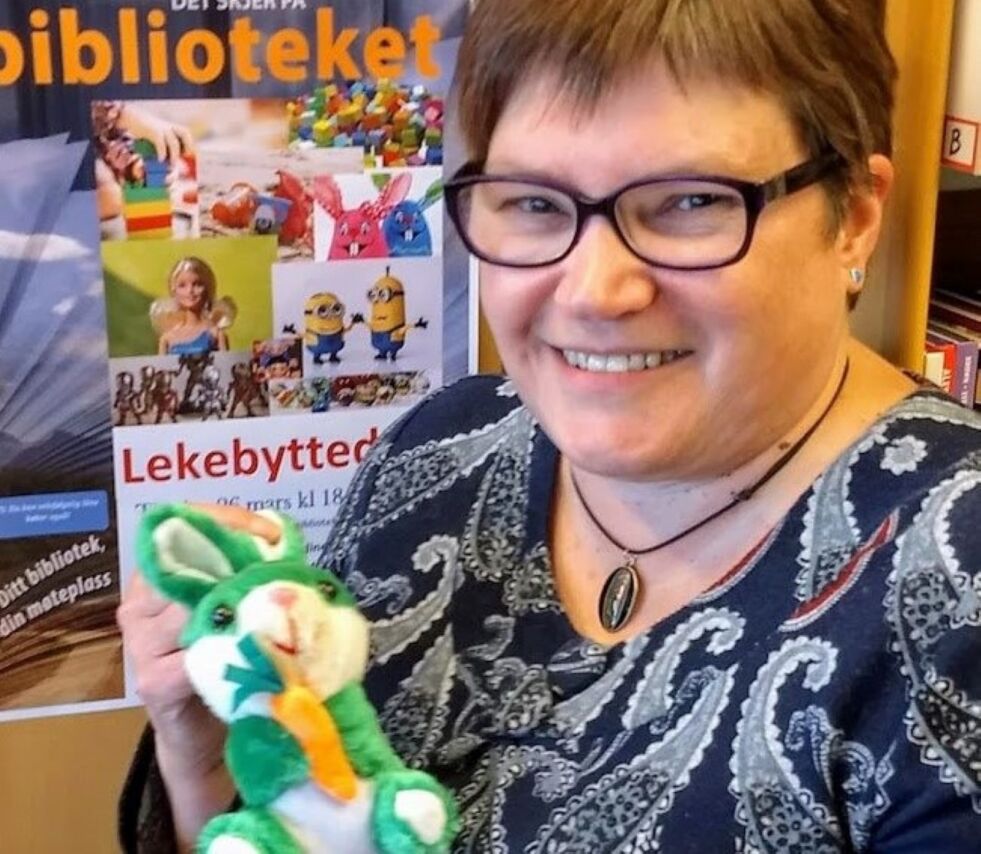 Biblioteksjef Laila Gabrielsen er litt lei av sin grønne kanin. Kanskje bytter hun den bort på tirsdag.