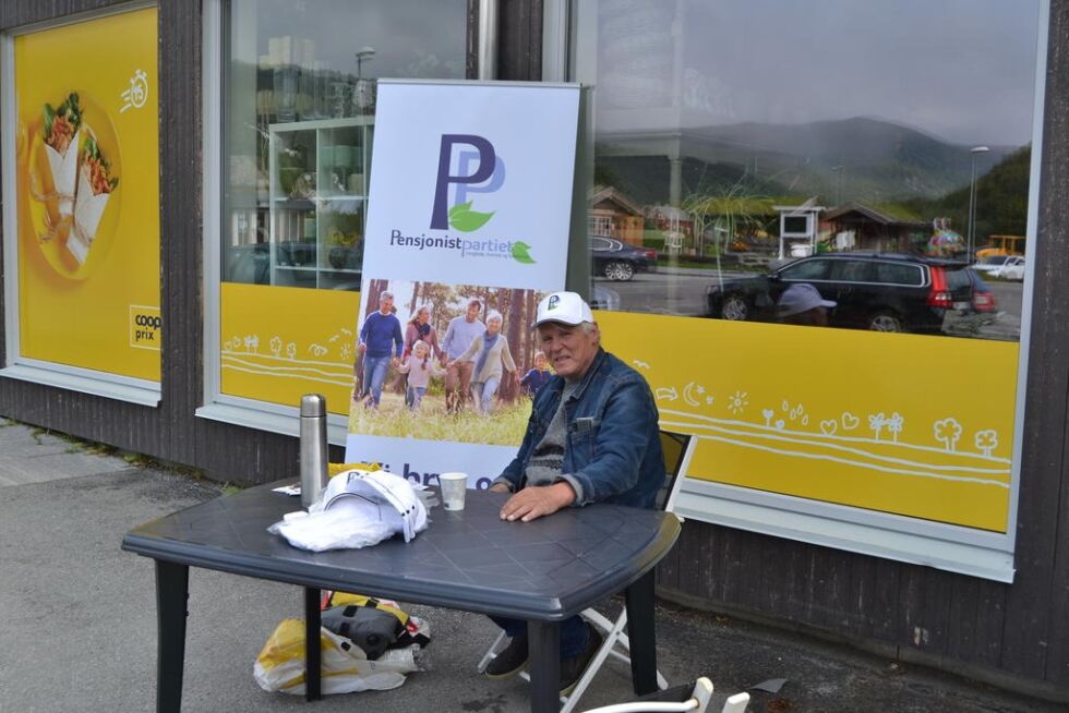 PÅ JAKT. Pensjonistpartiets Ole Kristian Andreassen var på stemmejakt blant annet på Storjord i Beiarn under valgkampen.
 Foto: Kenneth Strømsvåg