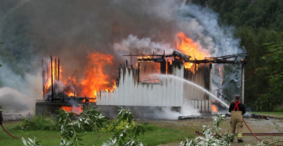 FULL FYR. Brannvesenet brukte vifter i slukningsarbeidet da det brant på Røkland onsdag ettermiddag. Dette kan ha ført til at brannen blusset opp igjen. Arkivfoto: Knut F. Olsen.