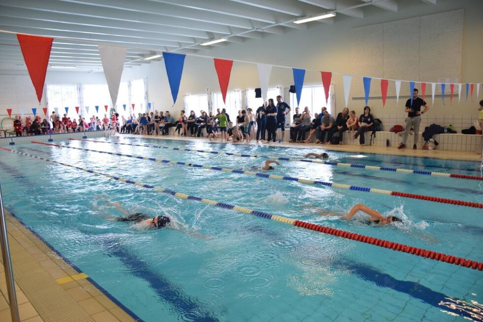 Rekruttstevne i Sørfoldhallen på Straumen, første stevne etter at bassenget ble reparert, og god deltakelse med svømmere fra fem klubber.
 Foto: Eva S. Winther