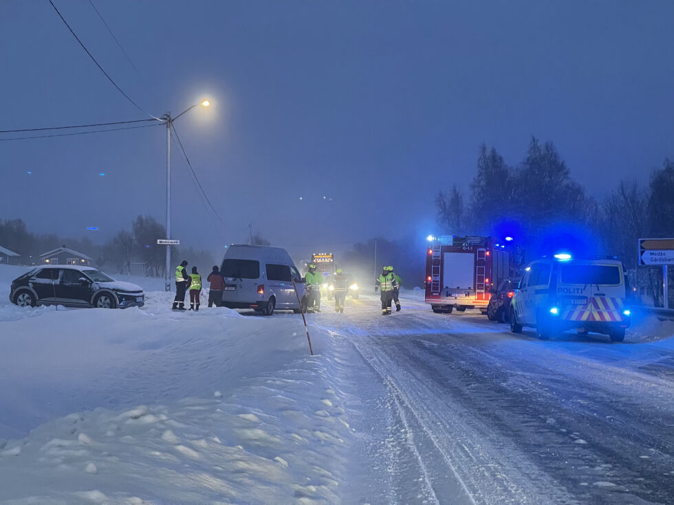 SMALT SAMMEN. Ulykken skjedde ved Medåskrysset på E6 nord for Fauske. Det var lange køer på stedet.
 Foto: Helge Simonsen