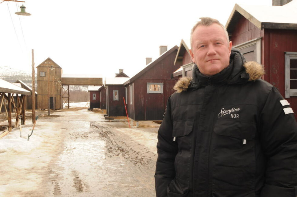 PRODUSENTEN. Vidar Karlsen har produsentansvar for Sulisfilmen og kan endelig fullføre sin gode venn Tomas Evjen sin kongstanke: en film  om arbeiderkampen i Sulis: Her står han foran de ny husene som er bygd opp og skal være Sulis.
 Foto: Arild Bjørnbakk