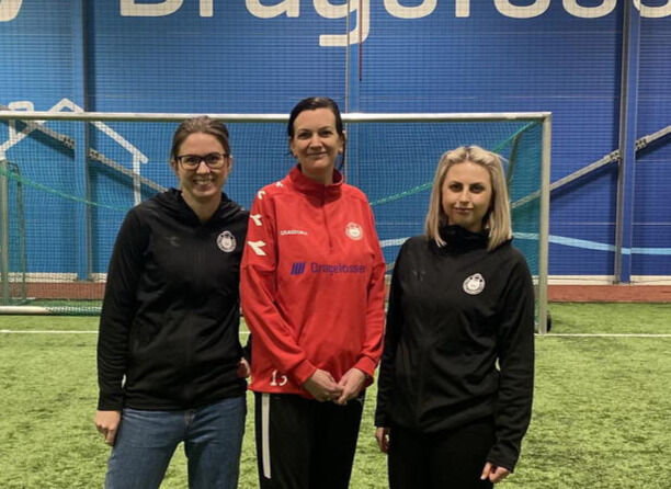 DAMELAG. Inger Lovise Knoph, Jeanette Steen Kristensen og Bente Johansen er fornøyde med at det blir damelag i fotball på Rognan i år.
 Foto: FKSK