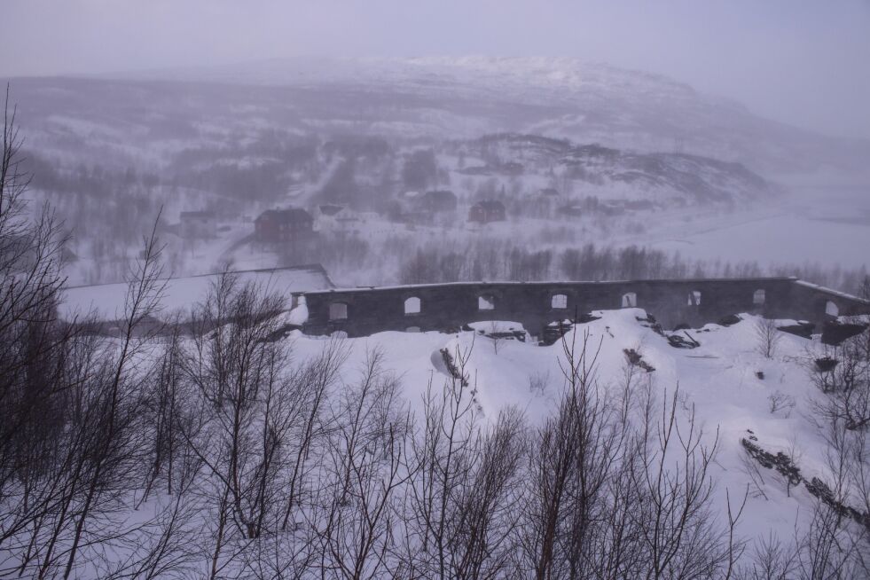 Det er meldt liten til stiv kuling fra sørøst i Sulitjelma, og veien opp til Jakobsbakken er stengt mandag morgen.
 Foto: Cato A. Hultmann