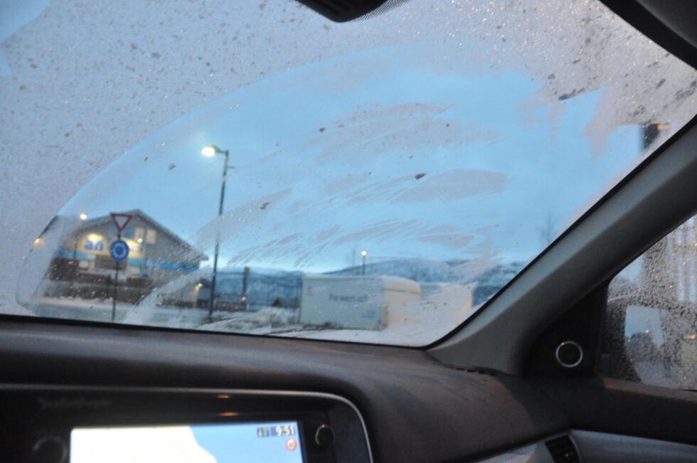 DÅRLIG SIKT. Det lønner seg å koste og skrape vinduene på bieln før man starter kjøreturen.
 Foto: Sylvia Bredal (Arkivfoto)