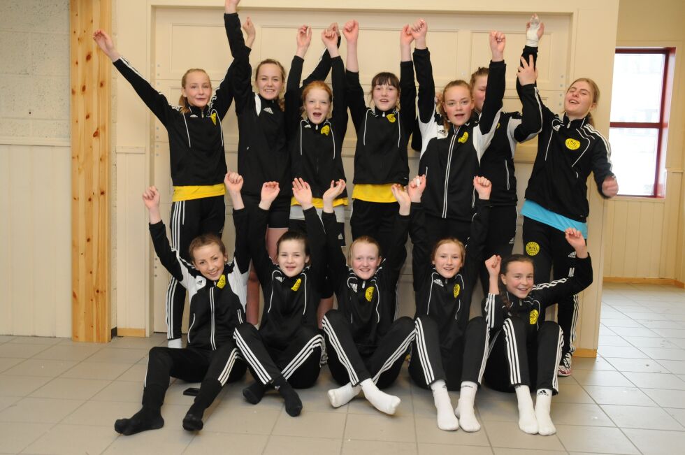 Rognan ILs jenter 13 gjorde det knallbra forrige sesong. Dette er jubelbilde etter de vant regionsmesterskapet.
 Foto: Sverre Breivik