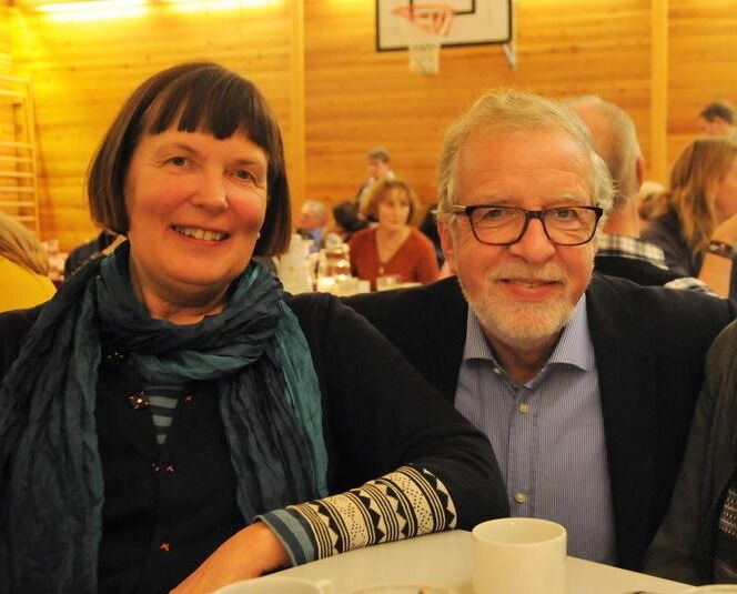 KOMMER TILBAKE. Oddgeir Bruaset var på lokalhistorielagets arrangement Gjestbø i 2017. Her sammen med Grete Evjen Kristiansen, leder av kalenderkomiteen.
 Foto: Maria Edvardsen