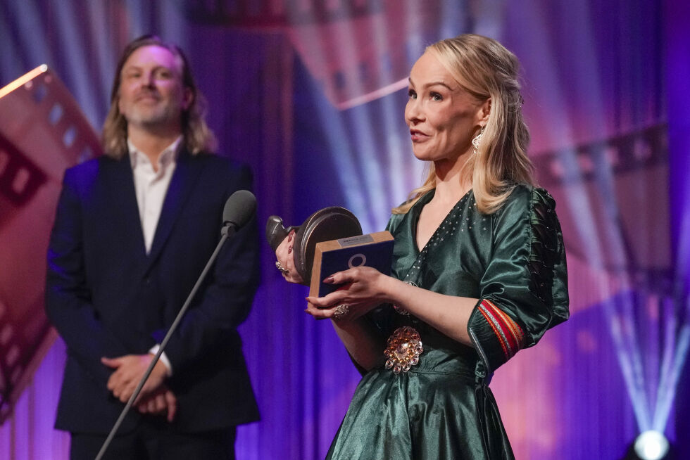 VANT. Anne Margaretha Oskal vinner Amandaprisen i kategorien Beste kostyme for filmen Eallogierdu – Tundraens voktere. Prisen deles ut av Stein Johan Grieg Halvorsen. Prisutdelingen finner sted på Festiviteten i Haugesund fredag kveld
 Foto: Jan Kåre Ness / NTB