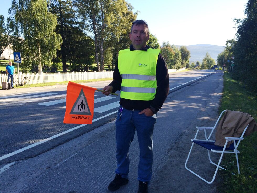 Erik Alvestad var tidlig på plass for å sørge for trygg skolevei mandag morgen.
 Foto: Sylvia Bredal