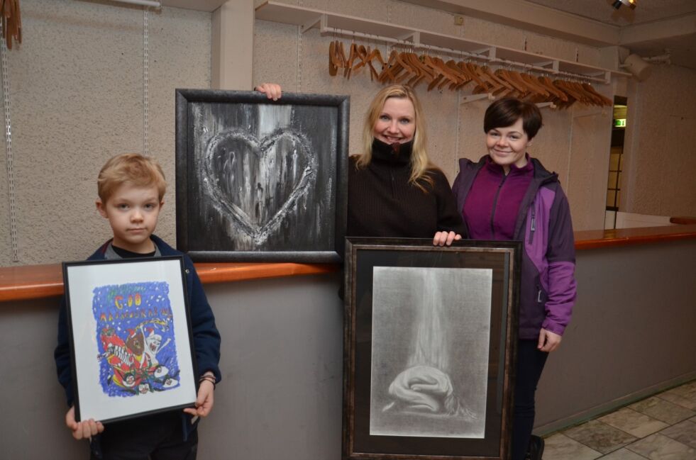 STILLER UT.  Lørdag kan du få med deg kunstutstilling på markedet på Rognan hotell. Fra venstre Victor Gjersvik Johansen (8), Silje Kvitblik og Ellen Gjersvik. Foto: Sverre Breivik
