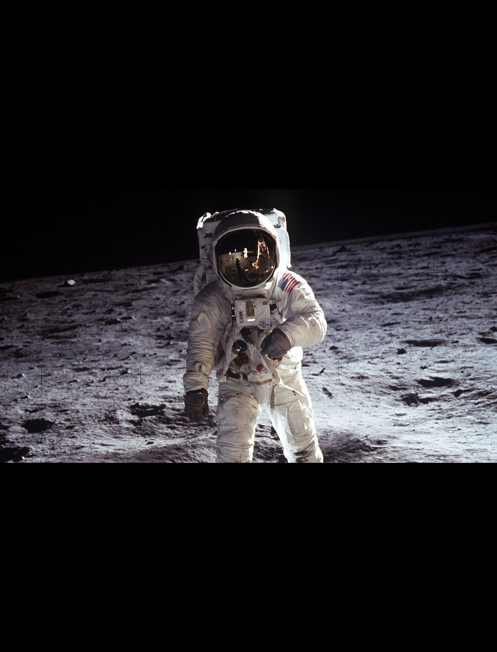 HISTORISK: Buzz Aldrin ble ikke førstemann på månen. De fleste bildene fra Stillhetens Hav er likevel av Aldrin, siden det var Neil Armstrong som var den ivrigste fotografen. Armstrong er imidlertid synlig i visiret til Aldrin.
 Foto: Nasa