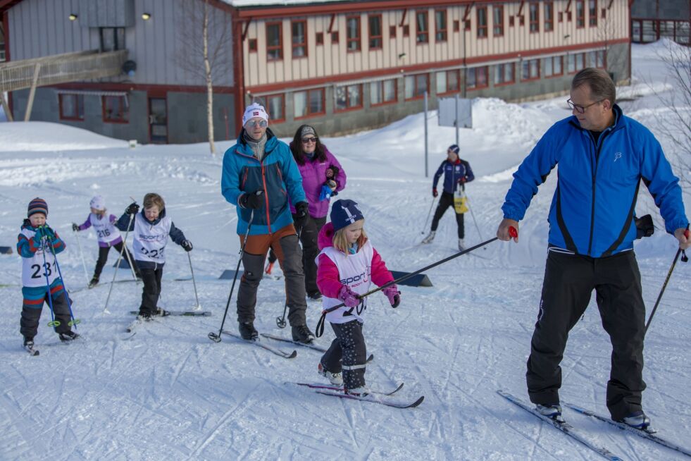 DRAHJELP. Det var noen tunge bakker i skicrossløypa. Da var det godt å ha noen voksne som kunne hjelpe til.
 Foto: Bjørn L. Olsen