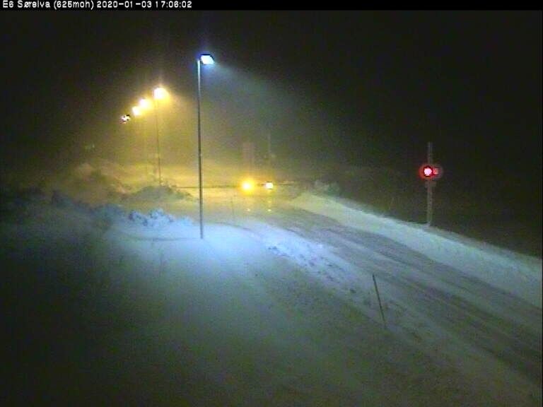 Slik ser det ut fredag kveld på nordsiden av Saltfjellet. E6 er stengt på fjellovergangen resten av dagen.
 Foto: Webkamera, Statens vegvesen